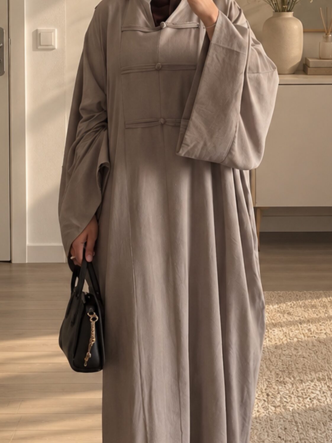 Abaya Zayna couleur taupe clair de la marque Imraa