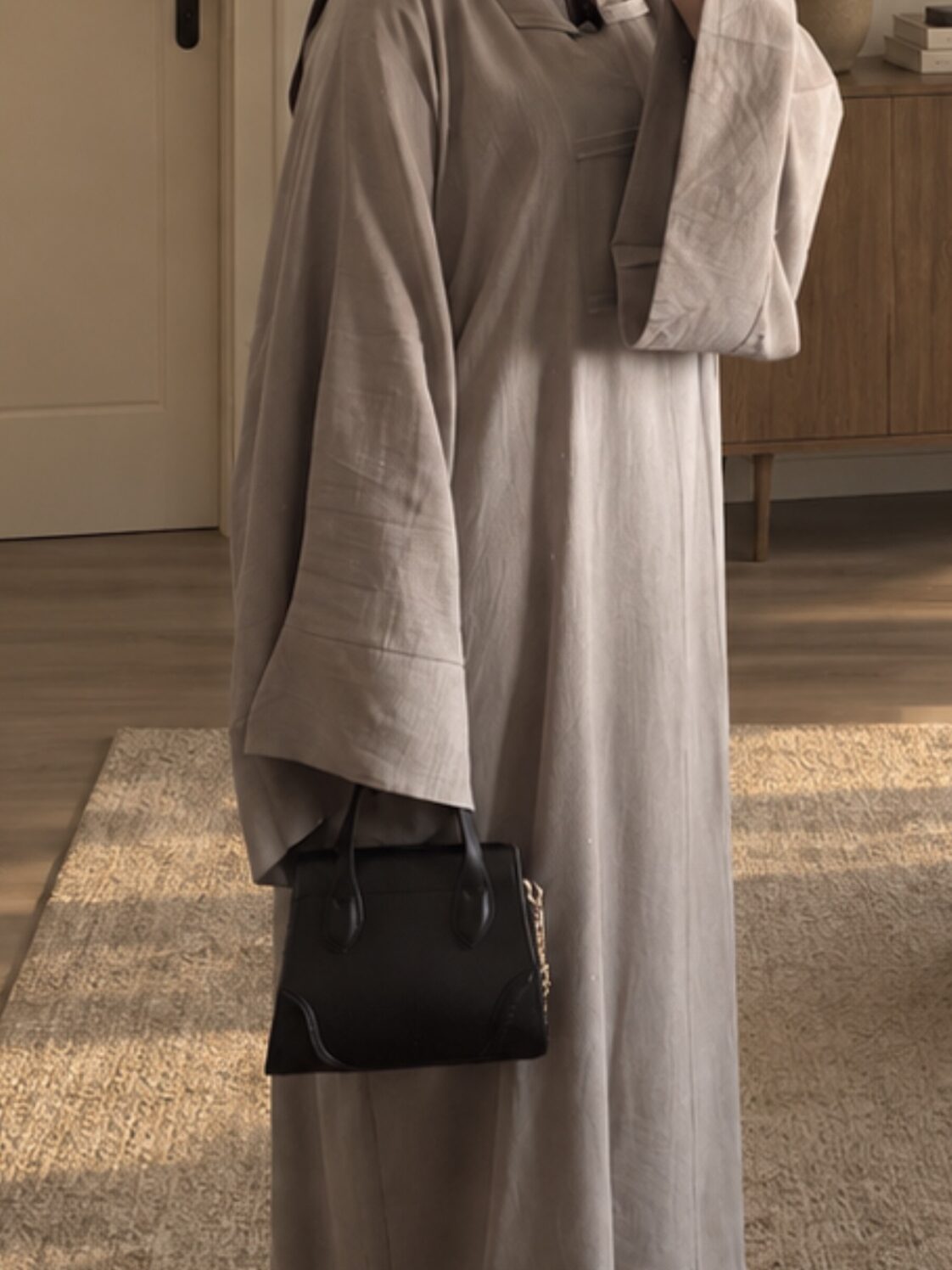 Abaya Zayna couleur taupe clair de la marque Imraa
